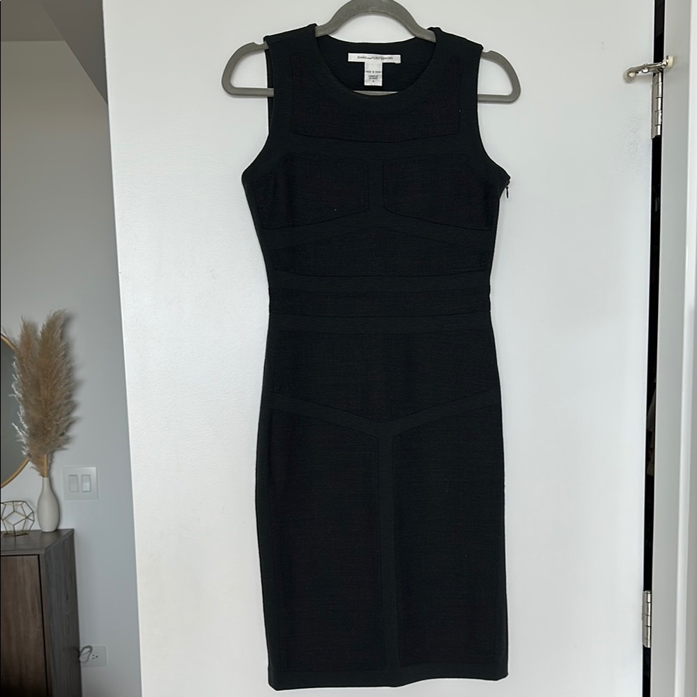 Diane Von Furstenberg Black Sleeveless Sheath Midi Dress